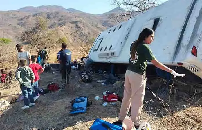 Autoridades municipales y estatales brindan apoyo a familiares de las víctimas del accidente de un camión turístico ocurrido en Amatlán de Cañas, Nayarit.