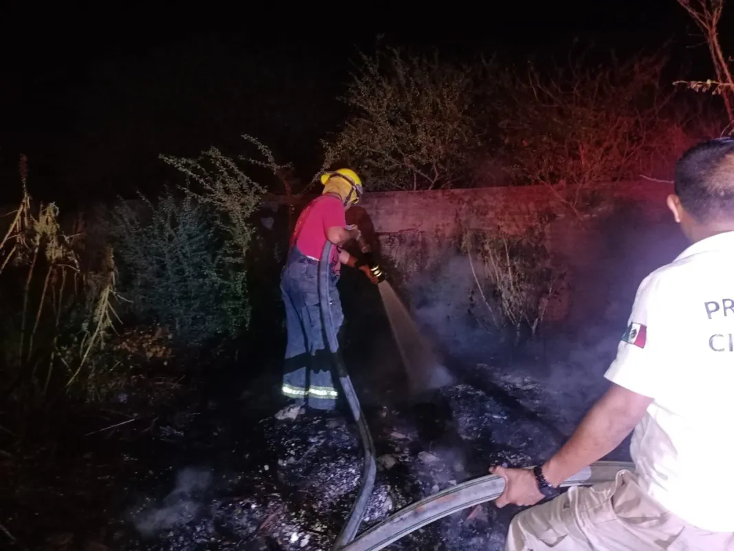 Evitan Bomberos que incendio alcance viviendas en Acaponeta